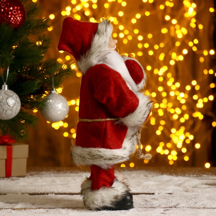Дед Мороз  В красной шубке, с брёвнышком 29 см 3555414 (Вид 4)