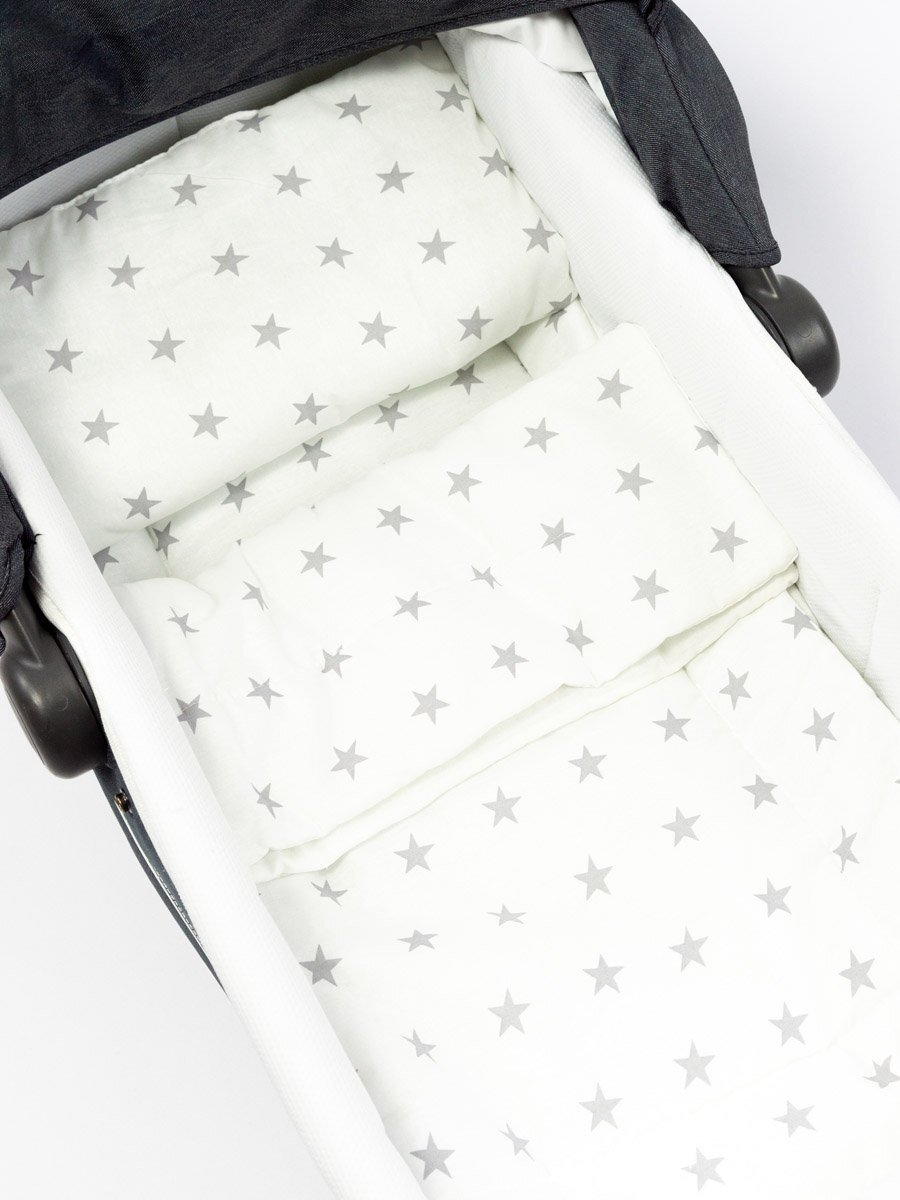 Комплект в коляску Звезды пряничные серый белый фон (3 предмета: матрас, подушка, одеяло) (Вид 1)